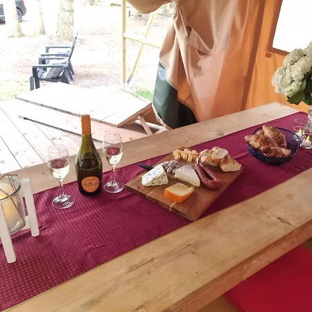Luxe tent Glamping Safaritent Op Camping De Rimboe
